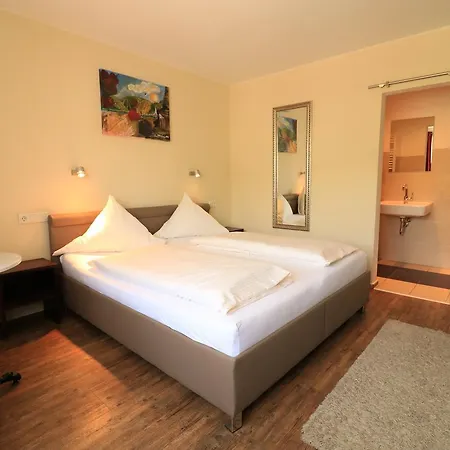 Christiana's Wein & Art Otel 3*