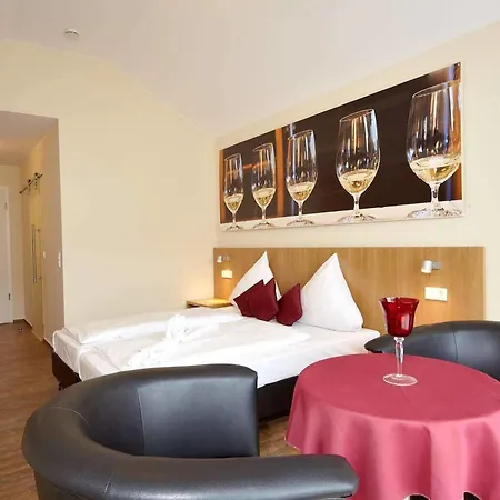 Christiana's Wein & Art Otel 3*